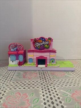 Shopkins Lil Secrets Secret Small Mall Transforming Multi Level Playset